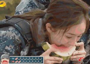 男子下雨吃瓜视频,男子雨天吃瓜视频走红网络